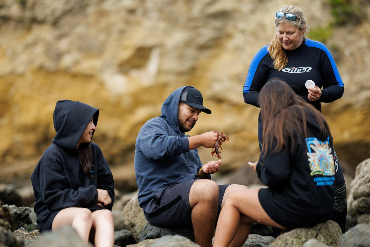 Professor Nikki Adams (right) analyzes seaweed with Lindsay Learners at a Cayucos tide pool.
