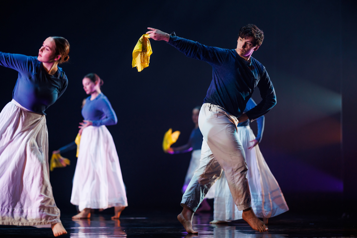 Dancers blend modern dance with ballet Folklórico in "Recuerdos Inolvidables," choreographed by faculty member Horacio Heredia.