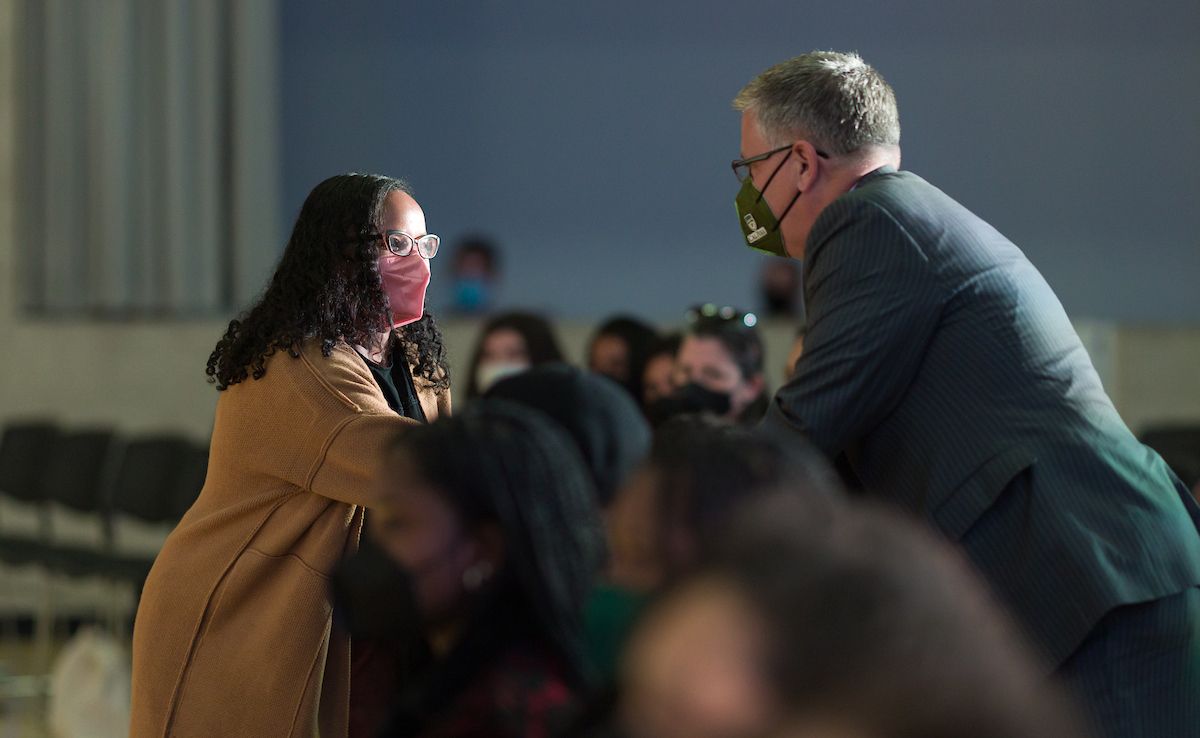 Amber Williams shakes hands with Cal Poly President Jeffrey Armstrong at the award ceremony