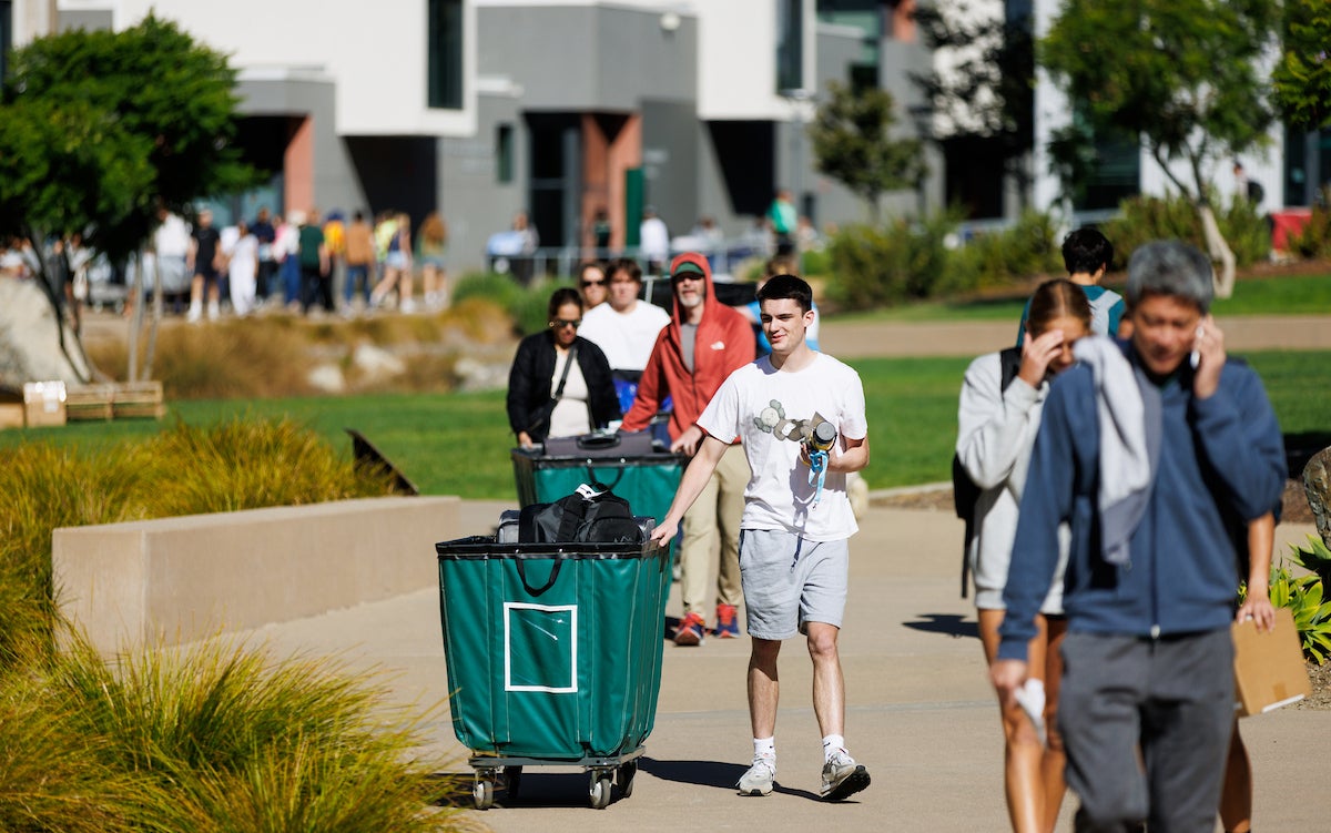 Students moving in on campus