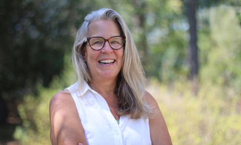 Liz Thompson portrait out in nature on the Cal Poly campus.