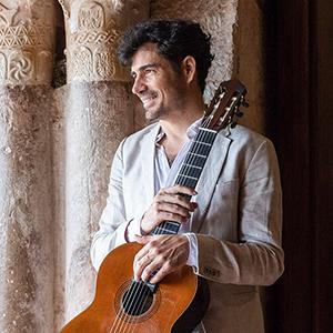 An image of Pablo Sainz-Villegas holding a guitar.