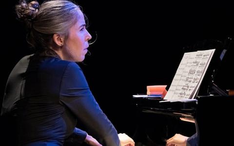 Simone Keller playing the piano.