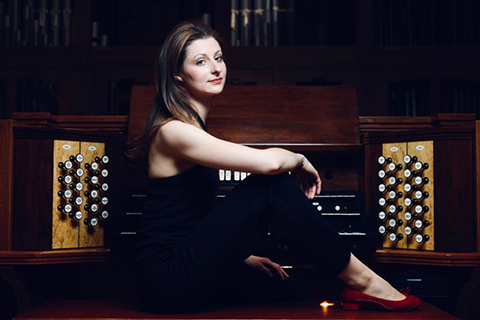 Amelie Held sitting at an organ.
